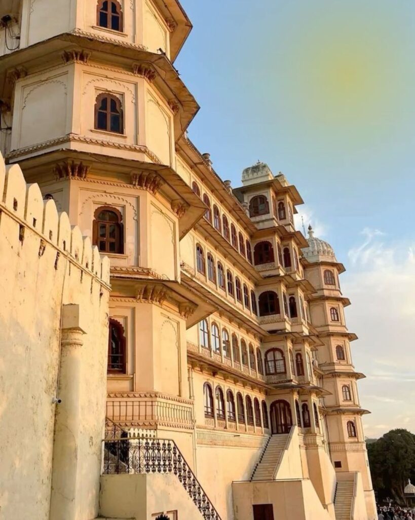 City Palace Udaipur overlooking Lake Pichola, showcasing royal Mewar architecture in Rajasthan