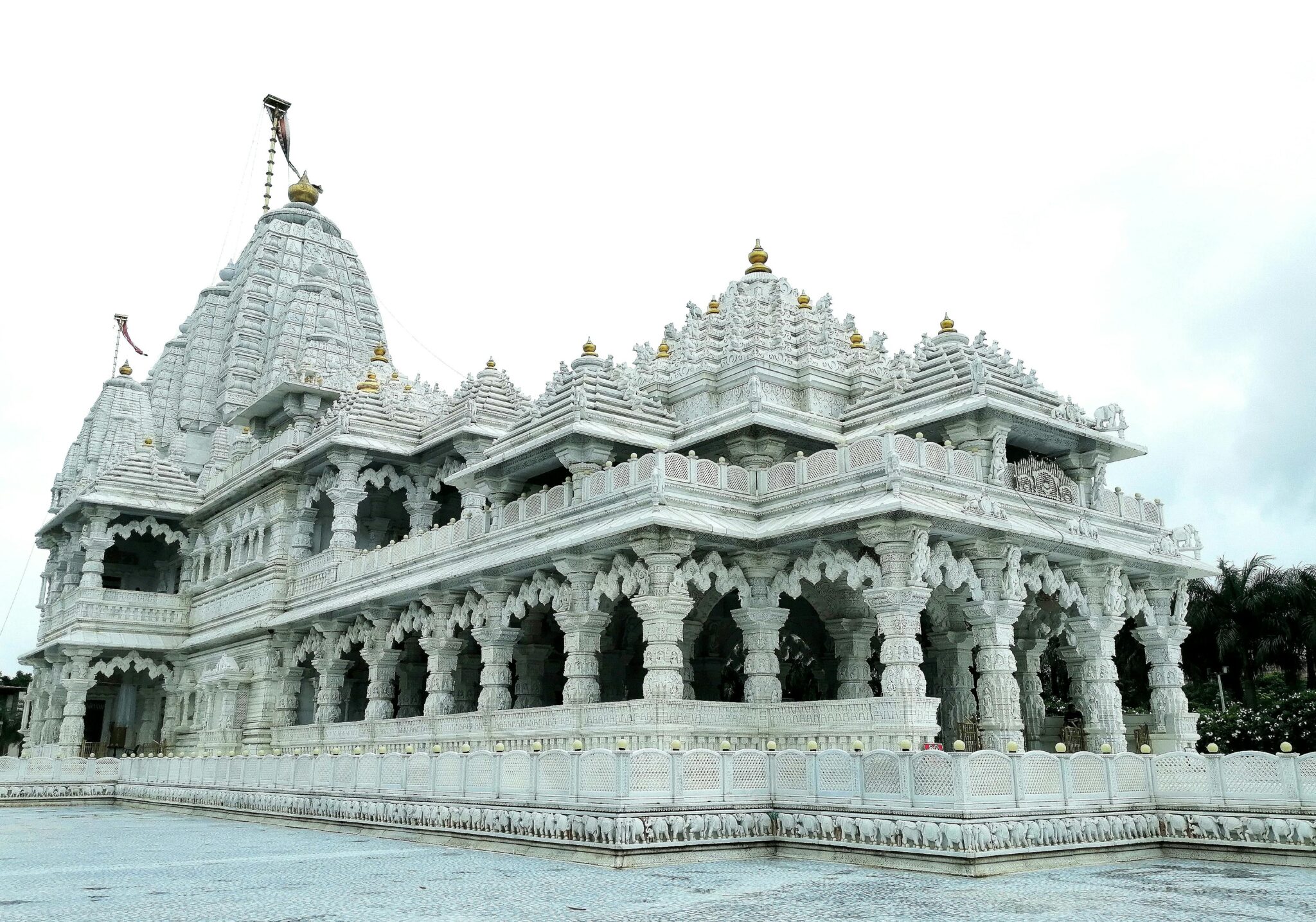 Explore the magnificent architecture of the Manilaxmi Jain Temple in Manej, Gujarat, India.
